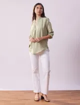 Blusa color beige de poliéster con escote en V y mangas 3/4 regulables con presilla y botón.