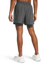 Short de running Under Armour 2 en 1, compuesto por un pantalón corto exterior ligero y un short de compresión integrado. Presenta cintura elástica con cordón, bolsillos laterales y logotipo reflectante de la marca.