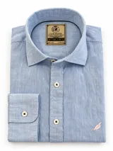 Camisa de lino de manga larga color celeste, con cuello corto, botones frontales y bordado sutil de un ave en la parte inferior.