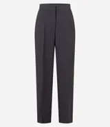 Pantalón de corte recto y estilo sastre, color azul marino, con bolsillos laterales tipo cuchillo y cierre frontal.