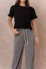 Pantalón ancho color celeste de Tencel, con cintura elástica y cordón ajustable blanco.