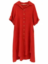 Camisola larga de lino color rojo, con cuello camisero, cierre frontal de botones, bolsillos laterales y mangas cortas con vuelta.