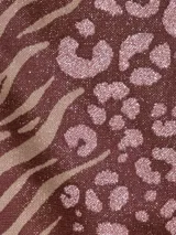 Top de bikini estilo bandeau con breteles anchos, estampado con diseño animal print que combina cebra y leopardo en tonos de azul. Incluye almohadillas removibles y protección UV50.