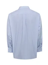 Camisa de manga larga RKF con diseño de rayas verticales finas en azul y blanco. Presenta cuello italiano, cierre frontal con botones, puños abotonados y un bolsillo en el pecho con el logo de la marca bordado.