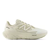 Championes New Balance de estilo urbano y deportivo, color beige con detalles en blanco. Presentan una entresuela gruesa con tecnología Fresh Foam X para mayor amortiguación y un empeine de malla transpirable con el logo característico en el lateral.