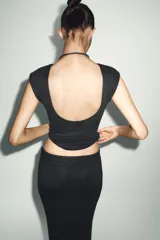 Top sin mangas color marrón topo, de corte ajustado, con cuello redondo y espalda descubierta.