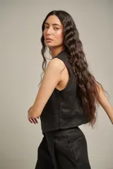 Chaleco negro de lino con corte sastrero, sin mangas y calce entallado.