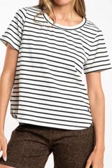 Remera blanca con rayas horizontales negras, de algodón peinado.