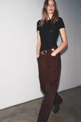 Camiseta de manga corta color beige, con cuello redondo y corte slim fit.