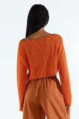 Sweater crop de manga larga tejido con hilos metalizados que aportan brillo, con escote bote amplio.
