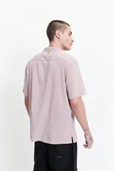 Camisa blanca de manga corta con textura, fit regular y logo bordado.