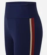 Legging deportiva de tiro alto en color azul marino, con franjas laterales en contraste de color bordó y beige. Confeccionada en microfibra elástica, ofrece un ajuste ceñido y cómodo para actividades físicas.