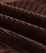 Camisa de hombre confeccionada en tejido de pana (cotelé) de algodón, con cuello solapa, cierre frontal abotonado, mangas largas con puños y un bolsillo aplicado en el pecho.