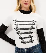 Remera blanca de algodón con cuello redondo y manga corta, con estampa frontal localizada inspirada en el estilo napoleónico en color negro.