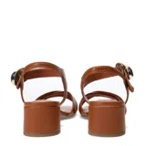 Sandalias de cuero color marrón caramelo con tiras cruzadas en la parte delantera, taco cuadrado bajo y tira al tobillo con hebilla metálica dorada.