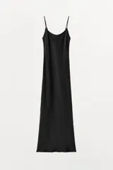 Vestido largo negro de corte recto y fluido, confeccionado en mezcla de lyocell y viscosa, con escote redondo y tirantes finos ajustables.