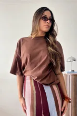 Remera marrón de manga corta con lavado especial, cuello redondo y corte holgado.