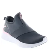 Championes Puma modelo Remedie Slip Strap, de diseño sin cordones con banda elástica cruzada en el empeine. Presenta una combinación de gris oscuro y gris topo con detalles en rosado y suela blanca.