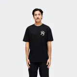 Remera negra de algodón con cuello redondo y mangas cortas. Estampado en el pecho con el logo de Stance y un arcoíris con pies.