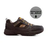 Championes Skechers Oak Canyon color marrón, con tecnología waterproof, plantilla Memory Foam, diseño Relaxed Fit, capellada de malla, ante y material sintético, media suela flexible y suela con tracción.
