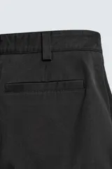 Bermuda cargo de algodón color beige claro, con corte relajado, bolsillos laterales de parche con solapa y bolsillos traseros de vivo.