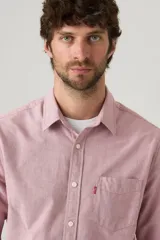 Camisa de hombre Levi's de manga larga color rosa claro, con cuello clásico, cierre frontal con botones, bolsillo en el pecho y corte estándar.