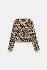 Jersey de punto con textura efecto pelo, cuello redondo y manga larga, con estampado animal print de leopardo en tonos beige, marrón y negro.