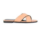 Sandalias bajas color piel con tiras anchas cruzadas y suela negra.