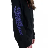 Canguro negro con capucha forrada en rojo, cierre frontal y logo de Caterpillar estampado en la manga izquierda.