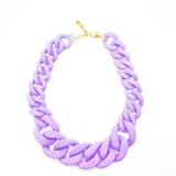 Collar corto de cadena gruesa color lila, con cierre de mosquetón dorado y cadena de alargue.