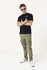 Pantalón cargo color beige, de corte recto y tiro medio, con bolsillos laterales con solapa y bolsillos traseros.