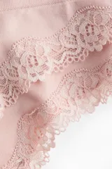 Pack de dos bombachas colaless rosadas de tiro medio, confeccionadas en tejido acanalado seamless con detalles de encaje en los bordes.