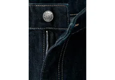 Pantalón de jean de corte recto y tiro medio, en color azul oscuro, con pespuntes en contraste.
