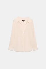 Camisa de mezcla de viscosa, color beige con rayas verticales rosadas, cuello solapa, manga larga con puños anchos, bajo redondeado y cierre frontal con botones.