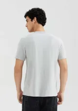 Camiseta de manga corta color rojo con cuello en V.