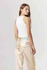 Blusa tejida color verde lima, sin mangas y con cuello halter.