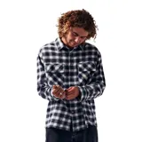 Camisa a cuadros blanco y negro con dos bolsillos frontales con botón y logo bordado en verde.