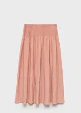 Falda midi color salmón con cintura elastizada fruncida y corte evasé.