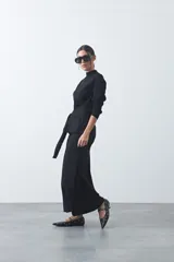 Falda midi tejida de silueta evasé, con diseño minimalista y caída fluida.