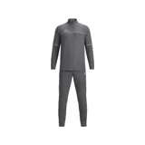 Conjunto deportivo Under Armour UA Challenger Tracksuit para hombre, compuesto por una campera con cierre frontal completo y cuello alto, y un pantalón largo tipo jogger a juego, ambos en color gris oscuro con finas líneas blancas decorativas y el logo de la marca estampado en el pecho y el muslo.