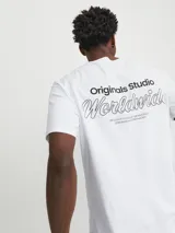 Remera de manga corta y cuello redondo con fit relaxed, color blanco, con pequeño estampado tipográfico en el pecho.
