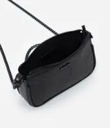 Cartera bandolera pequeña de Satinato, confeccionada en poliuretano negro con textura grabada. Presenta un diseño compacto, cierre superior con cremallera y correa larga de cadena metálica negra.