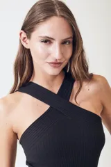 Top blanco de viscosa con breteles cruzados en el frente y espalda descubierta.