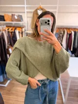 Capa tejida de punto en color verde oliva, con diseño cruzado en el frente y mangas tipo murciélago de calce holgado.