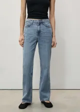 Jeans de tiro medio y corte recto, confeccionados en tejido denim de algodón en tono azul claro. Presentan diseño clásico de cinco bolsillos, trabillas para cinto y cierre frontal con cremallera y botón metálico.