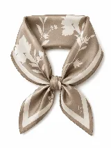 Pañuelo cuadrado de satén en color beige con estampado floral en tonos más claros y borde con marco definido. Presenta un detalle de logo bordado en una de las esquinas.