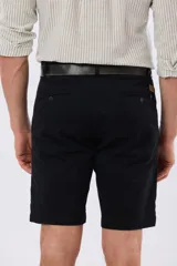 Bermuda clásica azul marino confeccionada en gabardina liviana de algodón con elastano, de corte recto y diseño liso.