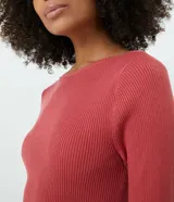 Suéter de punto acanalado color ladrillo, con cuello barco y mangas largas.