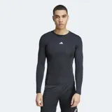 Remera deportiva de manga larga Adidas Techfit de color negro, con diseño ceñido de compresión, cuello redondo y el logo de la marca estampado en el pecho en color blanco.
