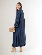 Kimono largo azul marino confeccionado en viscosa, con bordes de satén, diseño fluido y mangas amplias.
